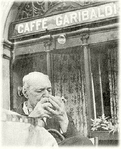 Umberto Saba seduto a un tavolino all'aperto del Caffè Garibaldi