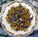 Immagine di un piattino contenente un pot-pourri di lavanda
